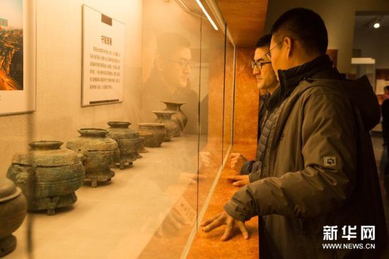 11月30日，参观者在展览上观看早期秦人所制青铜簋。
