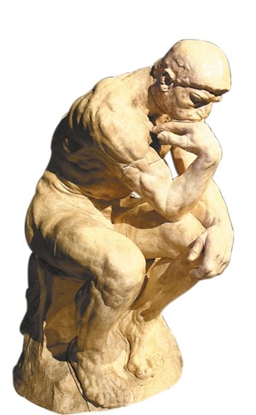 《思想者》 最早创作于1880年，原是《地狱之门》的一部分，最初被取名为《诗人》，罗丹博物馆策展人埃莱娜·马洛告诉记者，思想者，可以被看成是但丁，也象征了所有的艺术家、诗人、创作者。 《思想者》在大型雕塑《地狱之门》中占有重要一席之地的同时，自1888年起开始单独展览，并且因此而成为了一个独立的作品。1904年，该雕塑被放大，拥有大型的尺寸，使其更受欢迎。这个男性形象沉浸于自己的思想中，但他魁梧的身材仍然表现出了强大的行动能力，因而成为了当时最著名的雕塑之一。 新京报记者 浦峰 摄