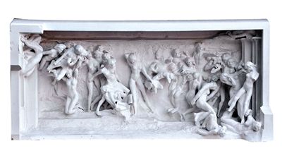 《地狱之门》门楣 1880年，罗丹收到了来自负责艺术的国务秘书的预订，为即将在原审计法院所在地兴建的装饰艺术博物馆设计一座大门。门上要装饰以“表现《神曲》内容的浅浮雕”。罗丹将注意力集中在这部文学作品最灰暗的部分：“地狱篇”。在这件纪念碑式的艺术品中，以两百多个堕入地狱中的人物为主，浓缩了雕塑艺术中从浮雕到圆雕的几乎所有语汇，传统意义上的人类情感得到宣示。 马洛指出，由于雕塑造价太高，装饰艺术博物馆这座大门最终没有做成，但《地狱之门》成为罗丹一生不停创作的作品，且成为其灵感源泉。由于《地狱之门》雕塑原作体量过于庞大，此次仅展示罗丹制作的三个雕塑局部（地狱之门门楣石膏原稿）与缩小版的第三稿。