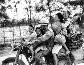 林彰三1966年在鹿港拍摄到的《机车上全家福》，“6贴”情景令人咋舌
