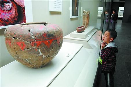 　陕西历史博物馆里，小游客正在观展。