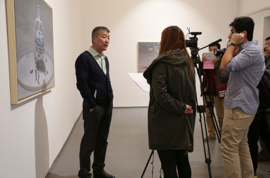 艺术家茹小凡接受媒体采访