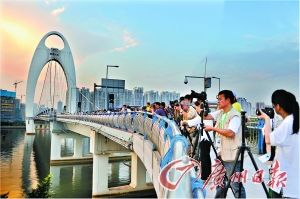 白绿社摄影营活动，由胡培烈等摄影大师指导学生拍摄。
