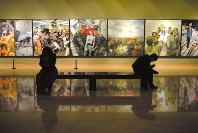中国写实画派艺术家创作《热血五月·2008》，及《热血五月·2008》在展厅。
