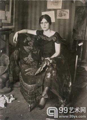 毕加索的妻子奥尔加在工作室里  1917年