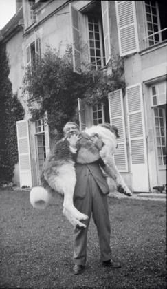 毕加索与他的宠物狗之一  1932年