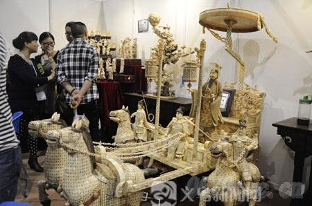 森博会木竹工艺品展区 木雕与牙雕争奇斗艳