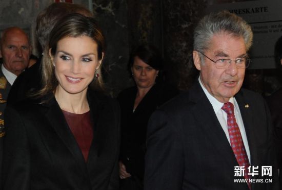 10月27日，奥地利总统菲舍尔（右）和西班牙王后莱蒂西娅步入维也纳艺术史博物馆大厅。