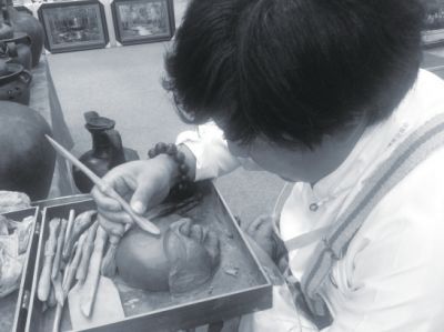 囊谦黑陶传承人创作陶瓷面具