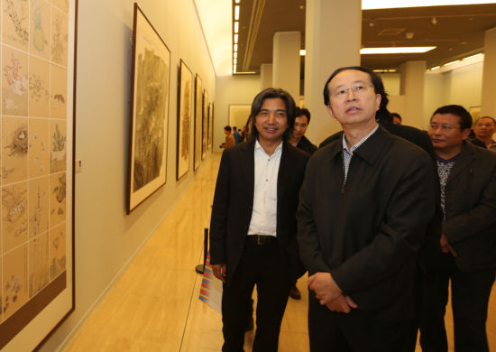 中国文联党组成员、副主席左中一等观看展览