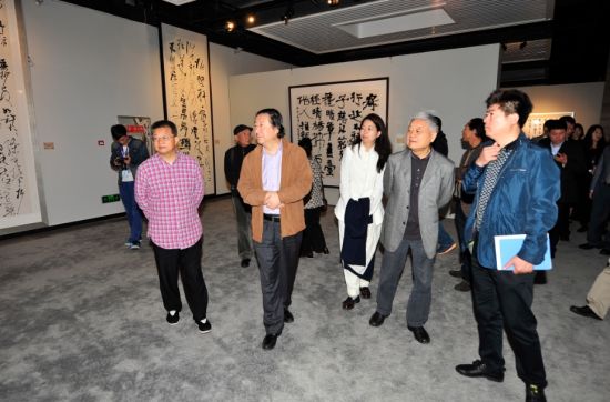 中国国家画院院长杨晓阳（前排左二）、副院长曾来德（前排左一）共同观展