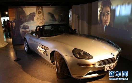 这是10月4日在英国伦敦电影博物馆拍摄的007系列电影《黑日危机》中邦德使用的宝马汽车。