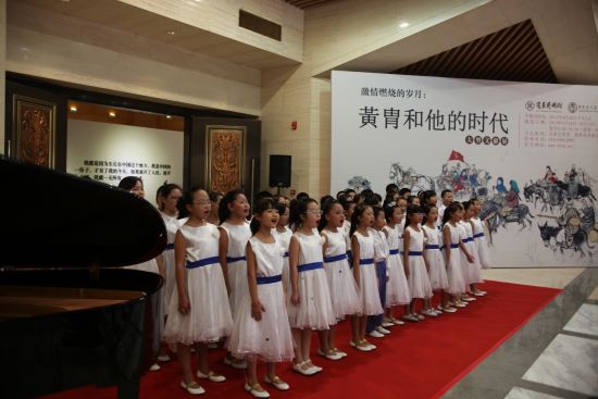 北京黄胄艺术实验小学的同学们演唱“炎黄艺术馆之歌”
