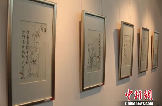 24日，“梦回旧国”——老树画画水墨作品展在甘肃省艺术馆开幕，画家老树先生用画笔“描绘”着生活中的率性，讲述着智慧的生活哲理。　丁思　摄