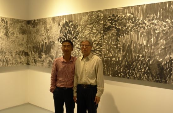 参展艺术家邓国源(左)与策展人高明潞