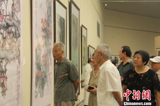 第五届山东文博会暨首届山东（国际）美术双年展在山东济南隆重开幕。图为参观展览的市民。　陈倩倩　摄