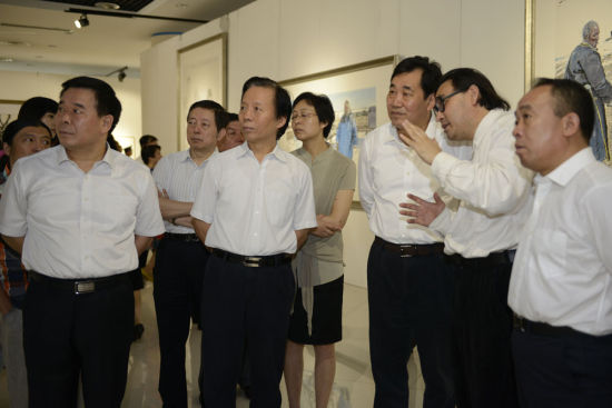 王文章院长、杜昌文书记、刘曙光市长等领导参观画展作品