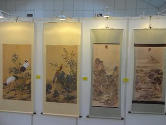 “‘看见乾隆皇’复制文物教育展”在台北少年观护所大礼堂展出，现场共有50件精选复制文物。图：台湾《联合报》