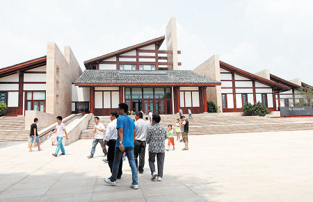 8月19日，游客参观改陈后的邓小平故居陈列馆。新华社发