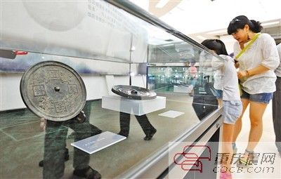 昨日，市民正在参观展出的铜镜。 本版图 重庆晨报记者 甘侠义 摄