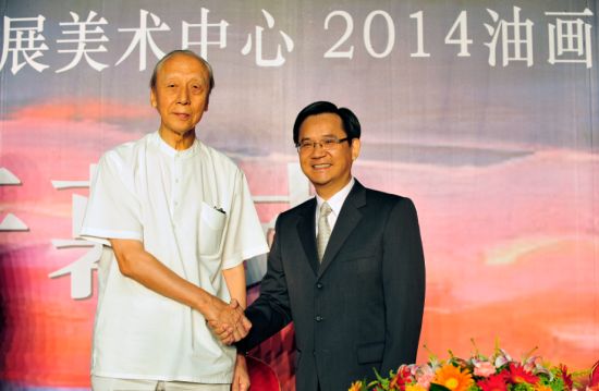 中国国家画院油画院院长詹建俊（左）与中国国家画院国展美术中心总裁彭骏雄在合作协议签署仪式上