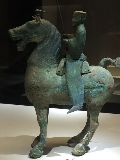 新疆博物馆“骏程万里——丝绸之路马文化展”展出现场的部分古代骑马俑