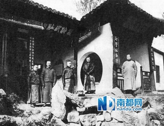 吴昌硕(右一)、王一亭等在孤山西泠印社合影。