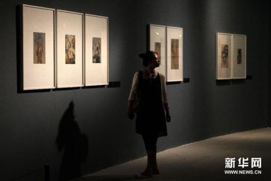 8月5日，一名女子在“含泪画下去——司徒乔艺术世界的爱与恨”展览上参观。