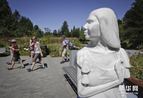 7月31日, 在加拿大温哥华, 雕塑作品在温哥华植物公园内展出