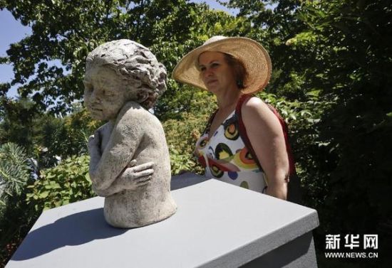 7月31日, 在加拿大温哥华植物公园, 市民欣赏雕塑作品。 