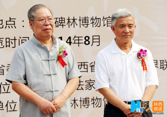 陕西省书法家协会名誉主席吴三大（左）出席书法篆刻展开幕式。 杨喜龙摄
