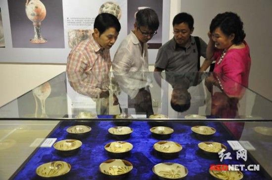 展出的长沙窑研究会收藏的从国外购买的“黑石号”沉船出水长沙窑瓷器受到参观者关注。