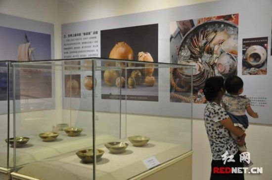 展览通过对“黑石号”沉船的解析，让观众了解长沙窑瓷器在唐代著名的“海上丝绸之路”中的历史地位。