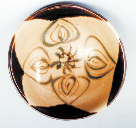 　　青釉褐绿彩花纹碗（高4cm、口径15cm、底径5cm）
