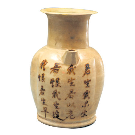 　　唐长沙窑青釉“君生我未生”瓷壶。像这种有诗文的长沙窑瓷器没有出现在“黑石号”上。