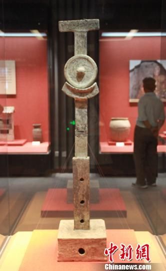 31日，河北涿州博物馆展出的罕见文物精品——能升降的东汉“彩绘陶镜台”。 徐颖哲 摄