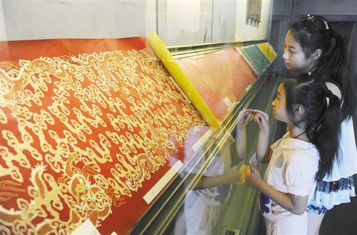 7月16日，清朝皇室专用纸、绢在三峡博物馆展出。