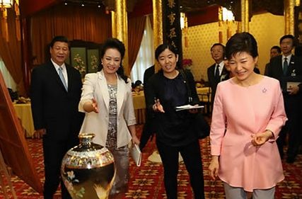 国家主席习近平将国礼《凤舞九天》赠予韩国总统朴槿惠