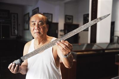 蔡明康展示收藏的日本军刀。 本栏照片均由本报记者苏建强摄