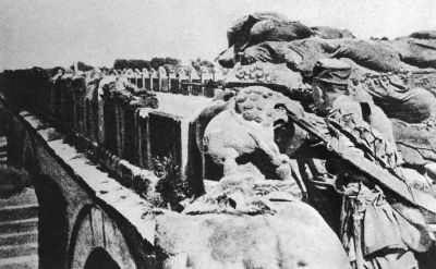 二十九路军宋哲元部三十七师吉星文团在卢沟桥奋勇抵抗日军侵略。FOTOE供图