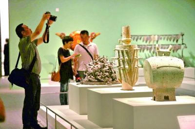     7月2日，“江汉汤汤——湖北出土商周文物展”在中国国家博物馆对媒体记者开放。图为展览现场。