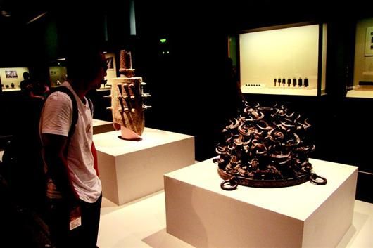 图为：湖北文物亮相中国国家博物馆