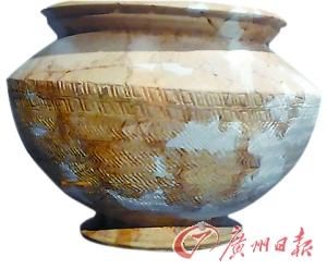 在粤港澳考古成果展上展出的圈足陶罐。