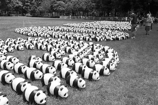 1600只纸糊大熊猫亮相香港维多利亚公园