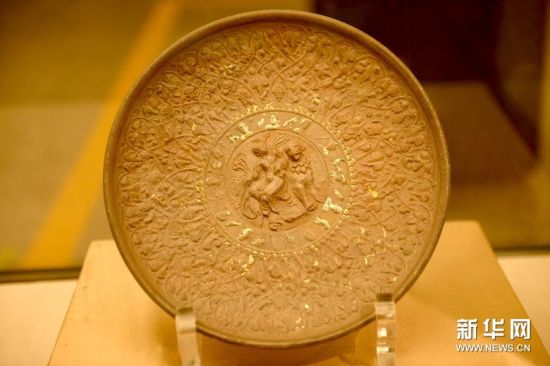 这是在甘肃靖远发现的北周时期古罗马鎏金银盘（6月11日摄）。