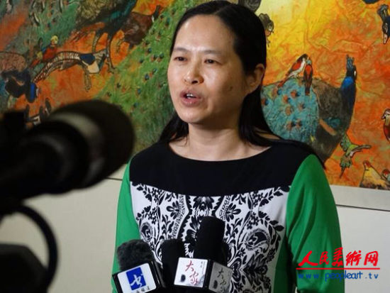 中国美术家协会副秘书长陶勤在曾迎春展览上接受媒体采访