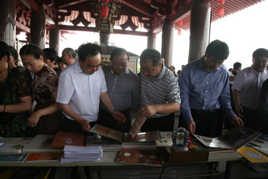 绵阳市邮政公司总经理黄全明（左二）陪同市领导参观邮展
