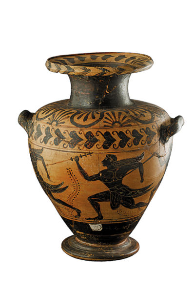 伊特鲁里亚式斯泰莫斯瓶。古风时期，蓬勃发展的除了伊特鲁里亚——柯林斯式陶器外，还包括另一类重要的陶器种类，即绘有黑绘式陶器，本件也是模仿公元前510-500年从希腊进口的陶器制作的。瓶身的主要装饰图案为一个手持长矛奔跑的年轻人形象：这可能描绘的是一场出征舞表演。这件贮酒瓶的创作者为米凯里画师，最著名的伊特鲁里亚黑绘陶器画师之一。