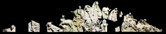 塔拉莫奈陶三角楣饰。红陶三角楣饰原本装饰在（托斯卡纳）塔拉莫奈的塔拉莫纳奇奥山顶上的神庙上。图像主题类似于“七雄攻忒拜”的传奇故事——这是希腊化时期的伊特鲁里亚广为流传的希腊神话。