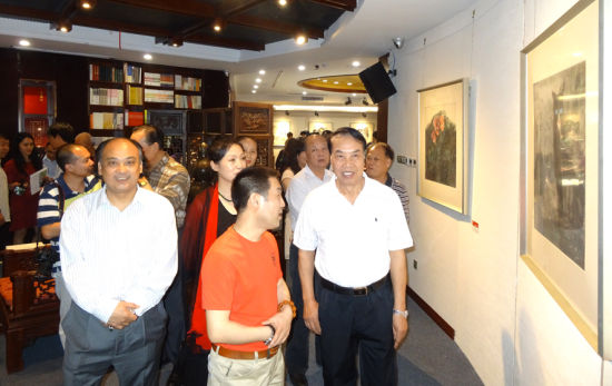 深圳三滴水书画院院长谢学源（左一）等嘉宾参观画展